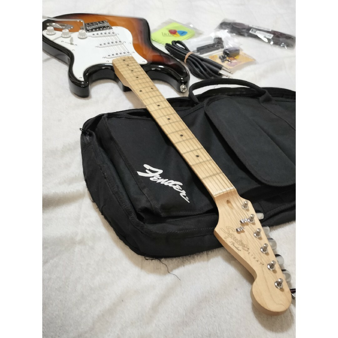 SQUIER(スクワイア)のSquier by Fender ストラト  オマケ多数ケース付き 初心者最適 楽器のギター(エレキギター)の商品写真