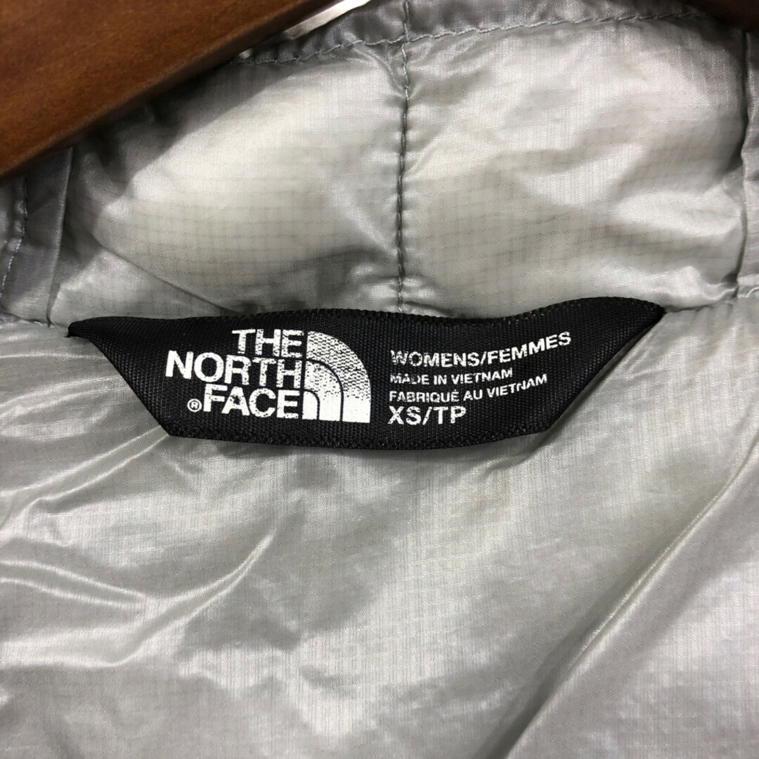 THE NORTH FACE(ザノースフェイス)のTHE NORTH FACE ノースフェイス THERMO BALL サーモボールジャケット アウトドア 防寒 ライトグレー (レディース XS) 中古 古着 Q4564 レディースのジャケット/アウター(その他)の商品写真