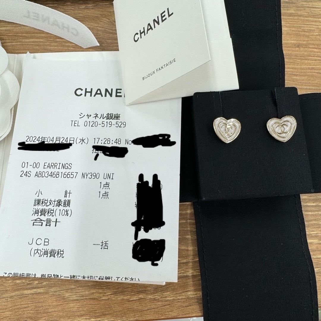 CHANEL(シャネル)のシャネル CHANEL ピアス　ホワイト ハート24s 新作レシート付き レディースのアクセサリー(ピアス)の商品写真