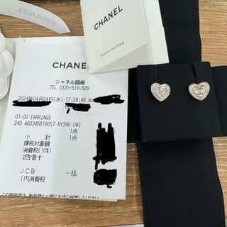 シャネル(CHANEL)のシャネル CHANEL ピアス　ホワイト ハート24s 新作レシート付き(ピアス)