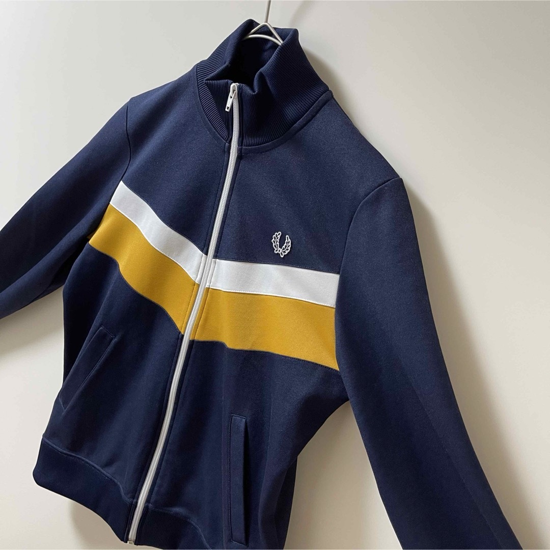 FRED PERRY - 極美品】フレッドペリー刺繍トラックジャケット FRED PERRY - 極美品】フレッドペリー刺繍トラックジャケット