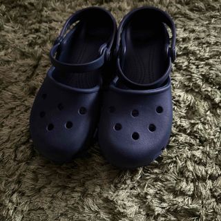 クロックス(crocs)のクロックス　ネイビーサンダルJ1  19.5センチ(サンダル)