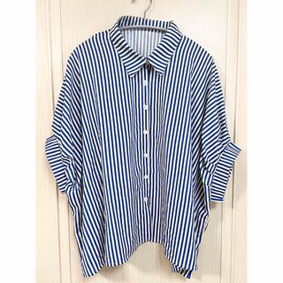 シーイン(SHEIN)のストライプ バットウイングスリーブ ボタンフロント シャツ(シャツ/ブラウス(半袖/袖なし))