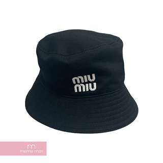 ミュウミュウ(miumiu)のMIU MIU Logo Embroidery Bucket Hat 5HC196 2DXI ミュウミュウ ロゴ刺繍バケットハット 帽子 ロゴ 刺繍 コットン素材 ブラック サイズS 【240424】【新古品】【me04】(キャップ)