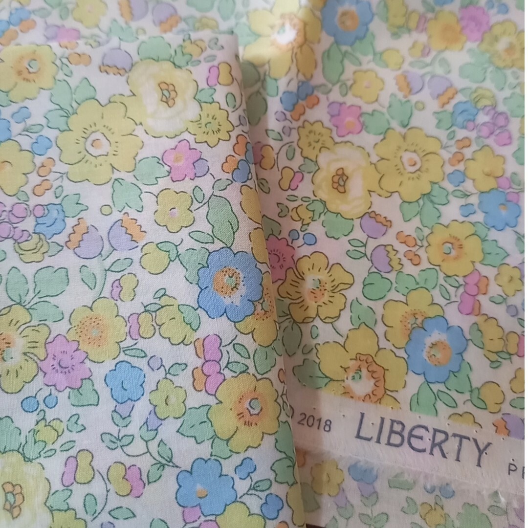 LIBERTY.(リバティ)のリバティはぎれ　生地 ハンドメイドの素材/材料(生地/糸)の商品写真