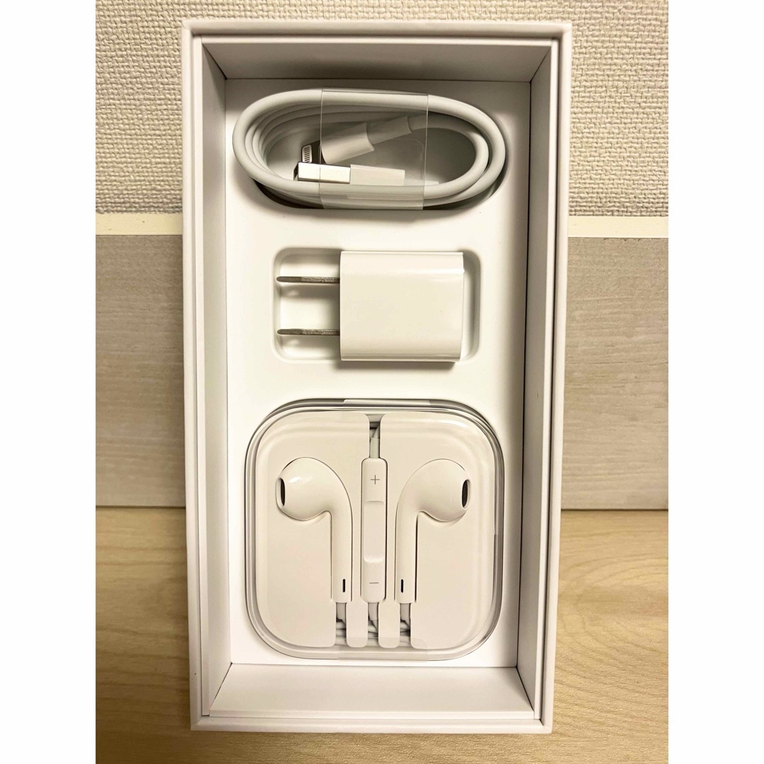 Apple(アップル)の【純正/新品未使用】Apple 有線イヤホン　充電アダプターセット スマホ/家電/カメラのスマホアクセサリー(その他)の商品写真