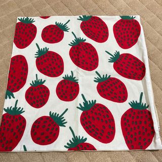 マリメッコ(marimekko)のハンドメイド　マリメッコ　マンシッカ　いちご　クッションカバー　(クッションカバー)