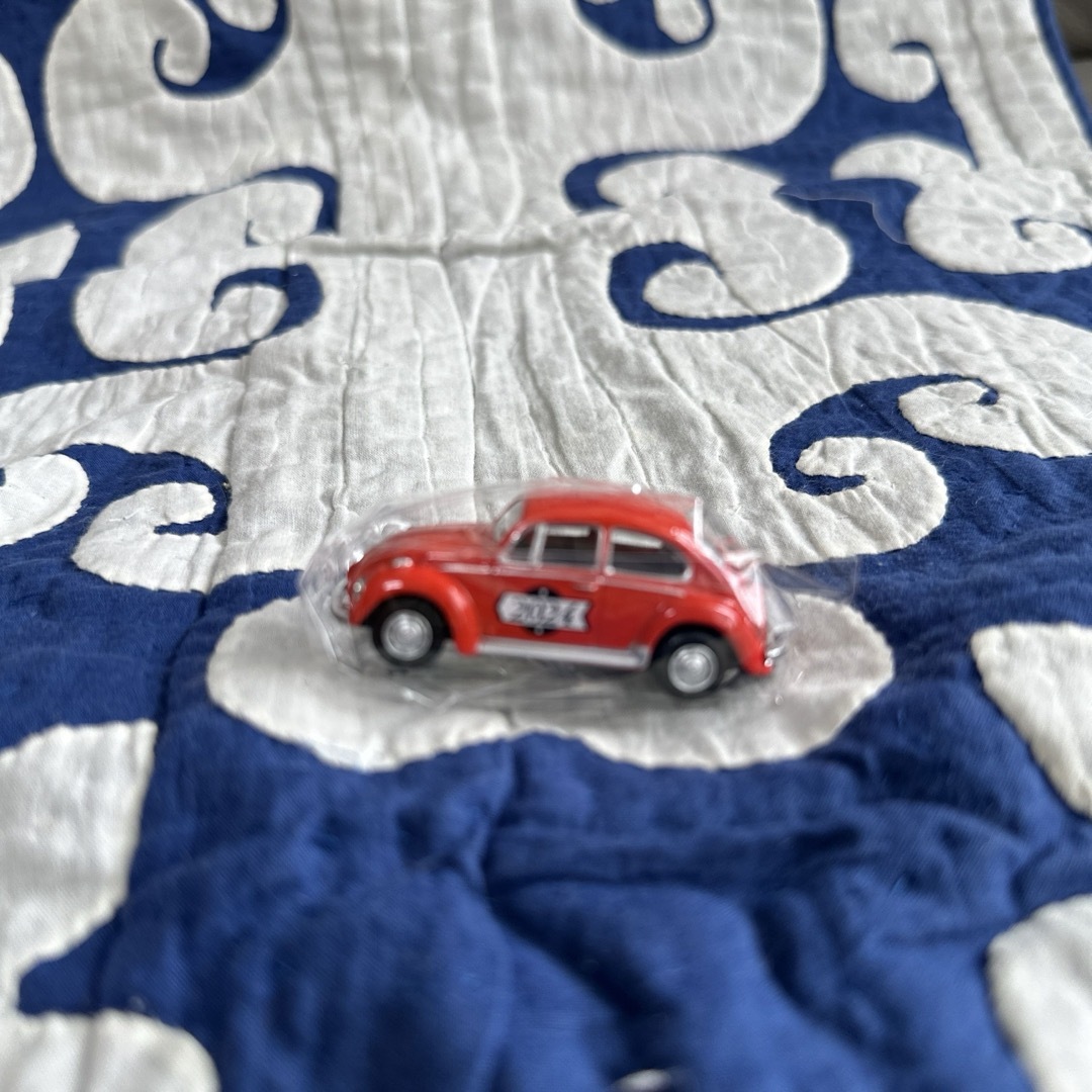 Volkswagen(フォルクスワーゲン)の新品　モロゾフ×フォルクスワーゲン ビートル ミニカー 2024 赤 エンタメ/ホビーのおもちゃ/ぬいぐるみ(ミニカー)の商品写真