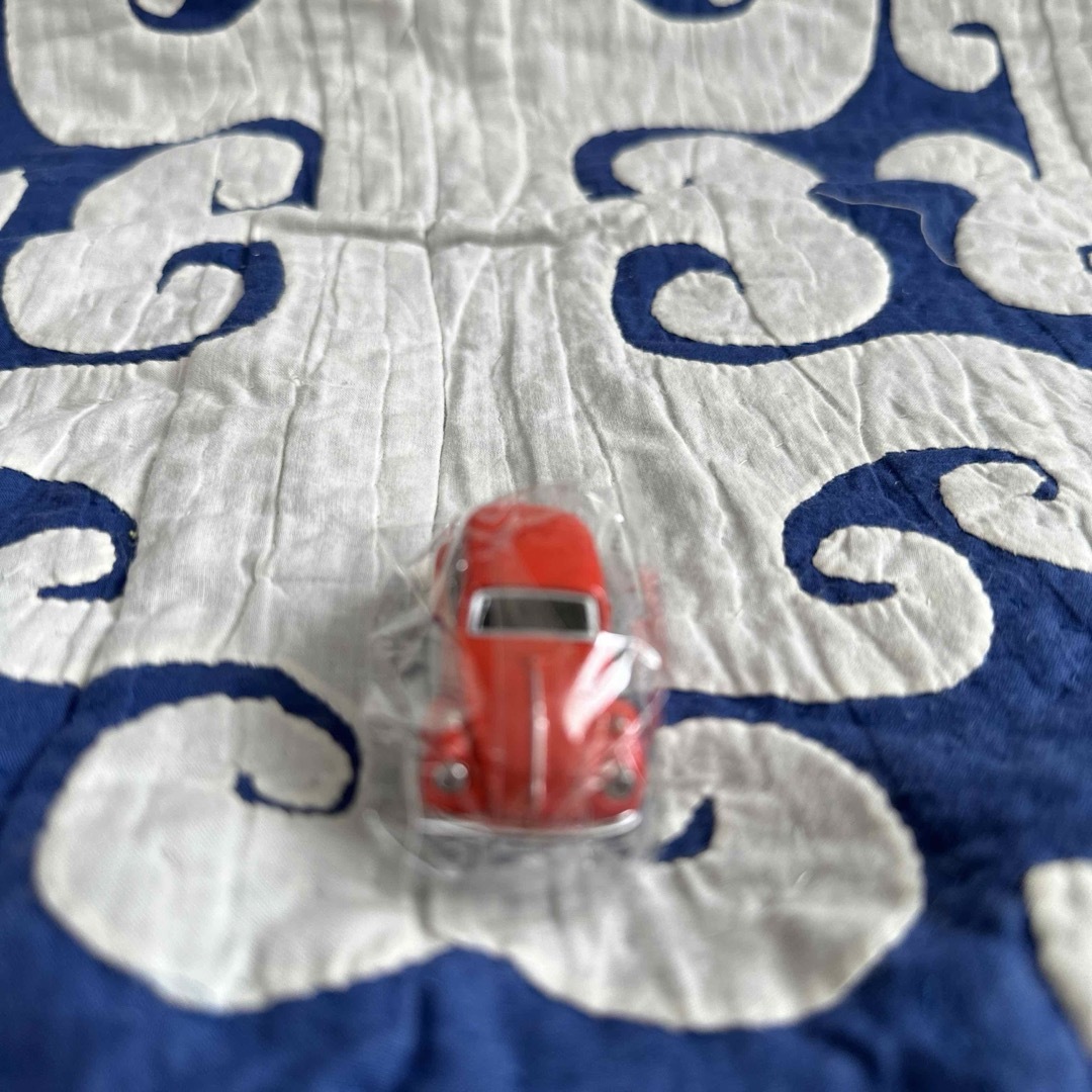 Volkswagen(フォルクスワーゲン)の新品　モロゾフ×フォルクスワーゲン ビートル ミニカー 2024 赤 エンタメ/ホビーのおもちゃ/ぬいぐるみ(ミニカー)の商品写真