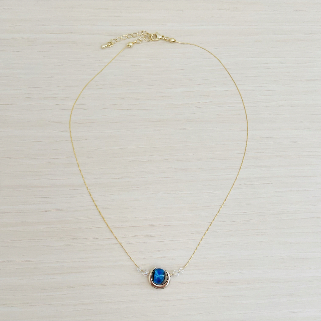 【青い星と三日月のハンドメイドネックレス】蓄光ホタルガラスネックレス ハンドメイドのアクセサリー(ネックレス)の商品写真
