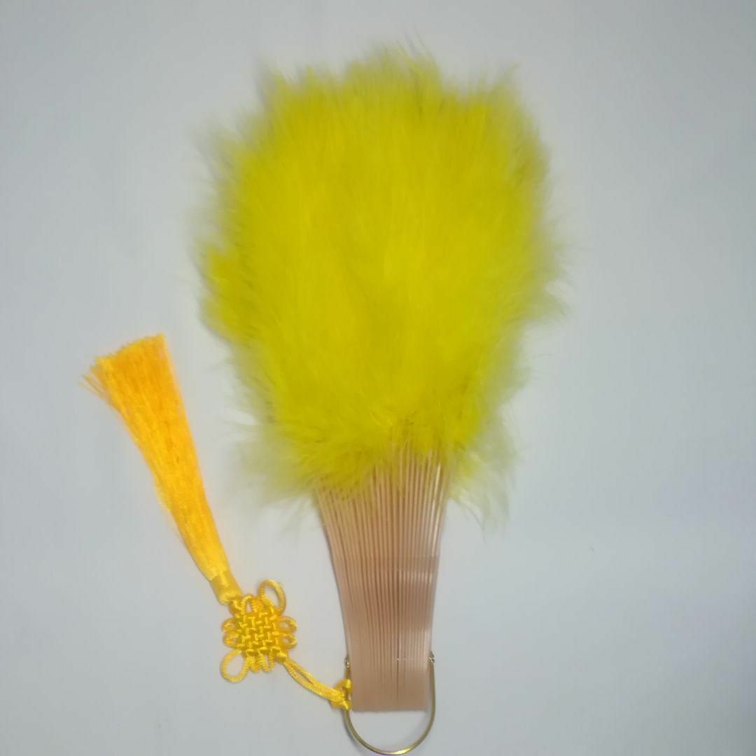 新品　特大羽扇子　ジュリアナ　大きな紐飾り付き　黄色 エンタメ/ホビーのコスプレ(小道具)の商品写真