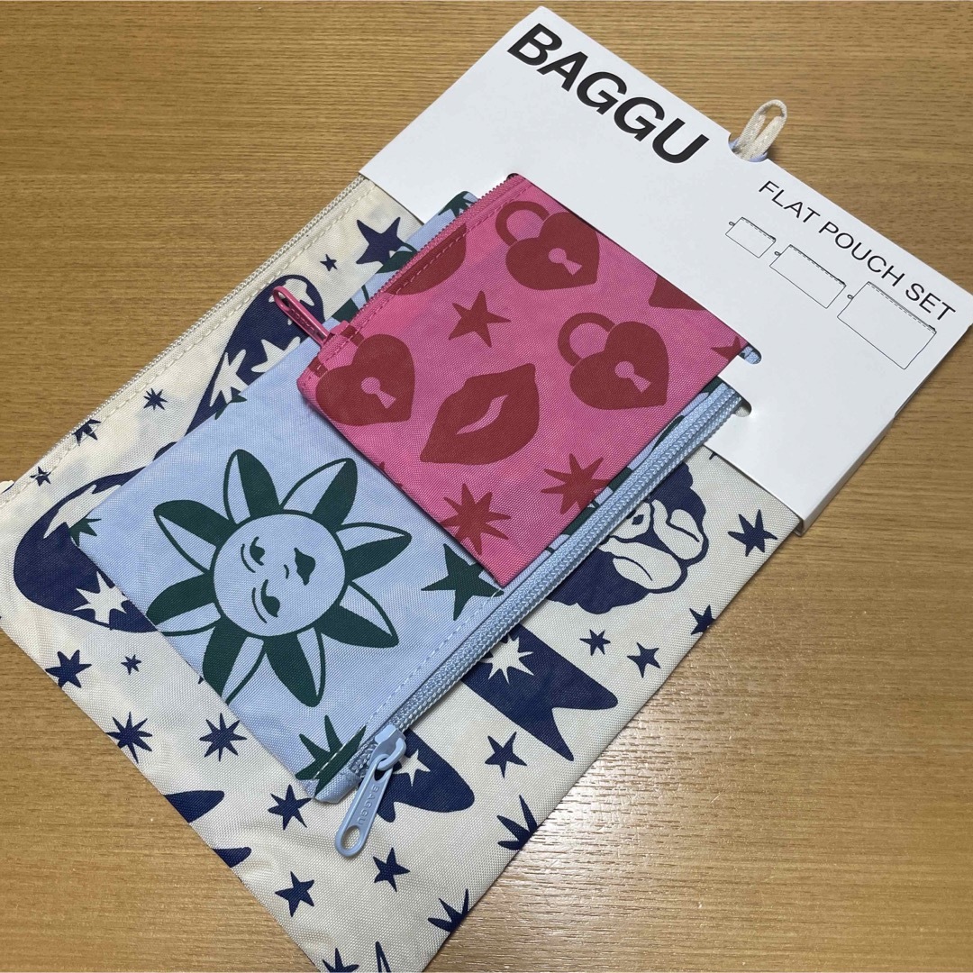 BAGGU(バグゥ)の新品未使用　バグゥ　BAGGU フラットポーチ　 レディースのファッション小物(ポーチ)の商品写真