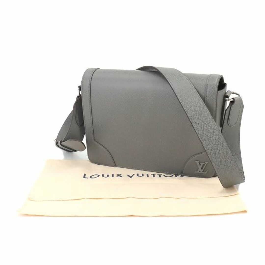 LOUIS VUITTON(ルイヴィトン)の未使用 展示品 ルイ ヴィトン LOUIS VUITTON タイガ ニュー フラップ メッセンジャー ショルダー バッグ グリ グレー M30808 VLP 90218696 メンズのバッグ(ショルダーバッグ)の商品写真