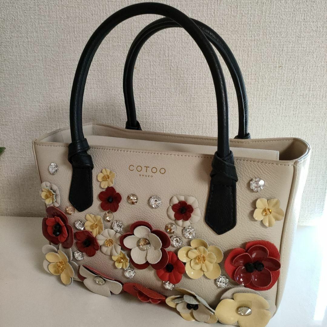 COTOO(コトゥー)のCOTOO コトゥー　花飾り　ビジュー　バック レディースのバッグ(ハンドバッグ)の商品写真