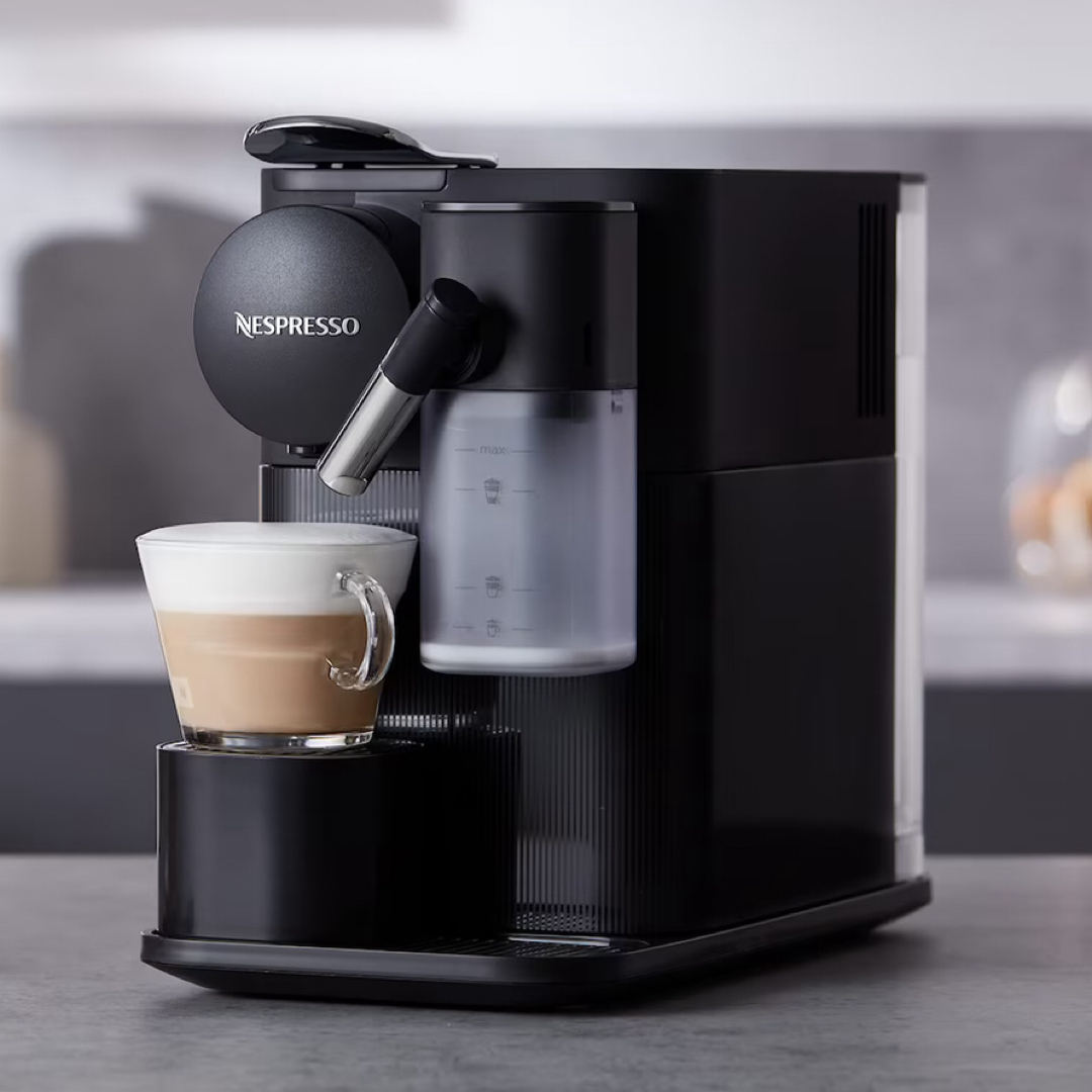 新品未開封　NESPRESSOコーヒーメーカー ラティシマ ワン プラス シャド スマホ/家電/カメラの調理家電(コーヒーメーカー)の商品写真