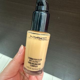 マック(MAC)のM・A・CスタジオフィックスフルイッドSPF15 NC25(ファンデーション)