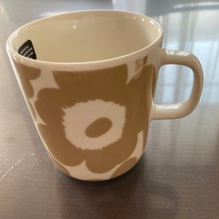 マリメッコ(marimekko)の【新品】マリメッコ　マグカップ　ベージュ(グラス/カップ)