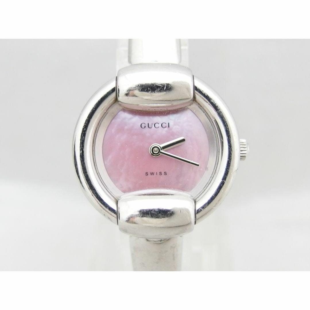 Gucci(グッチ)のGUCCI グッチ 1400L ピンクシェル クォーツ バングルウォッチ レディースのファッション小物(腕時計)の商品写真