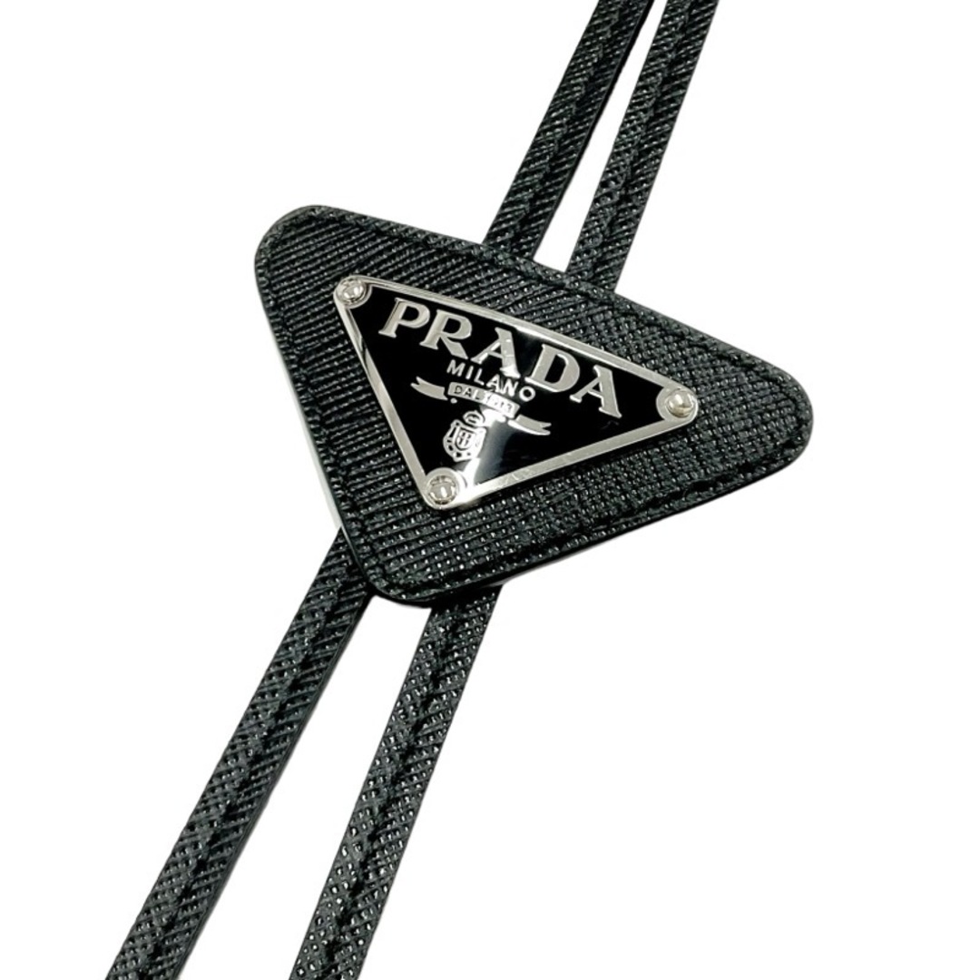 PRADA(プラダ)のプラダ PRADA ネクタイ ループタイ ボロタイ レザー ブラック シルバー トライアングル ロゴ メンズ メンズのファッション小物(ネクタイ)の商品写真