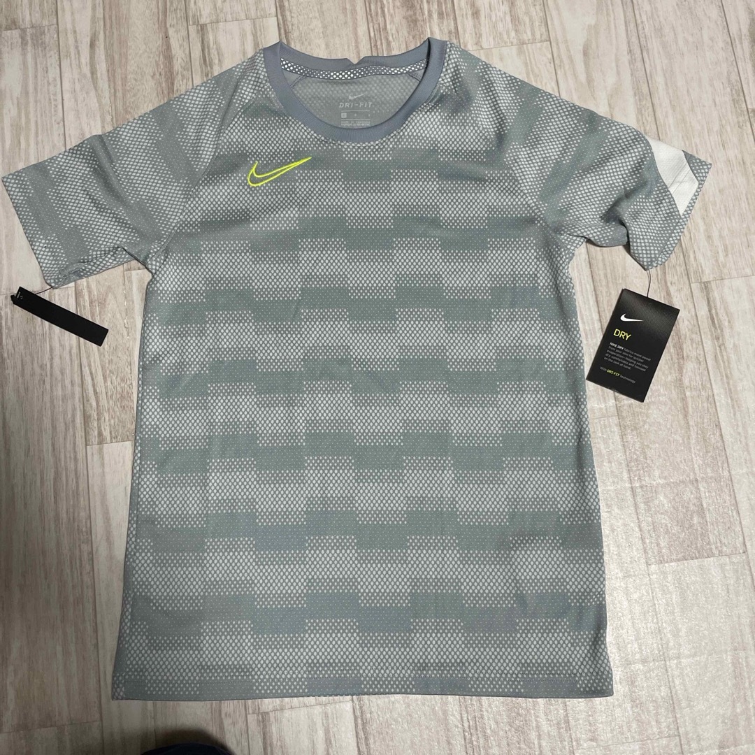 NIKE(ナイキ)のナイキ　NIKE  シャツ　160 キッズ/ベビー/マタニティのキッズ服男の子用(90cm~)(Tシャツ/カットソー)の商品写真