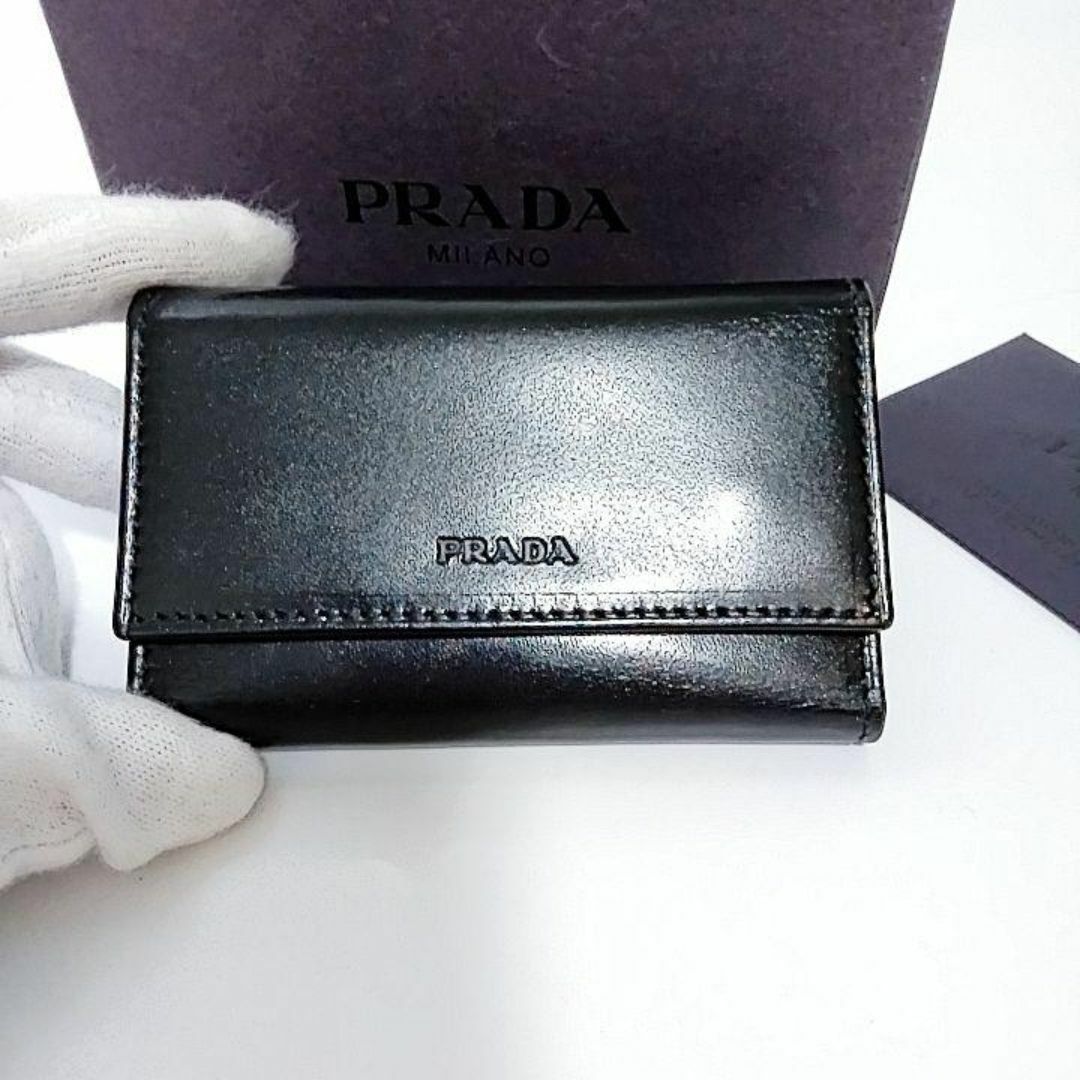 PRADA(プラダ)の未使用級　超超美品　希少　プラダ　キーケース　六連　ロゴ型押し　本革　レザー メンズのファッション小物(キーケース)の商品写真