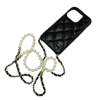 シャネル(CHANEL)のシャネル CHANEL 携帯・スマホアクセサリー ブラック ゴールド ココマーク マトラッセ iPhone14pro iPhoneケース パール チェーン(iPhoneケース)