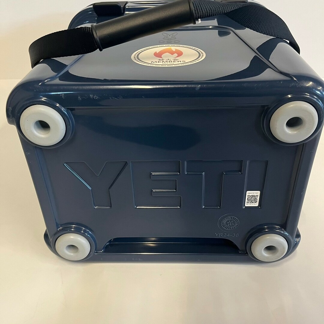 YETI(イエティ) ローディ24(ネイビー)　※他ブランドステッカー貼付 スポーツ/アウトドアのアウトドア(その他)の商品写真