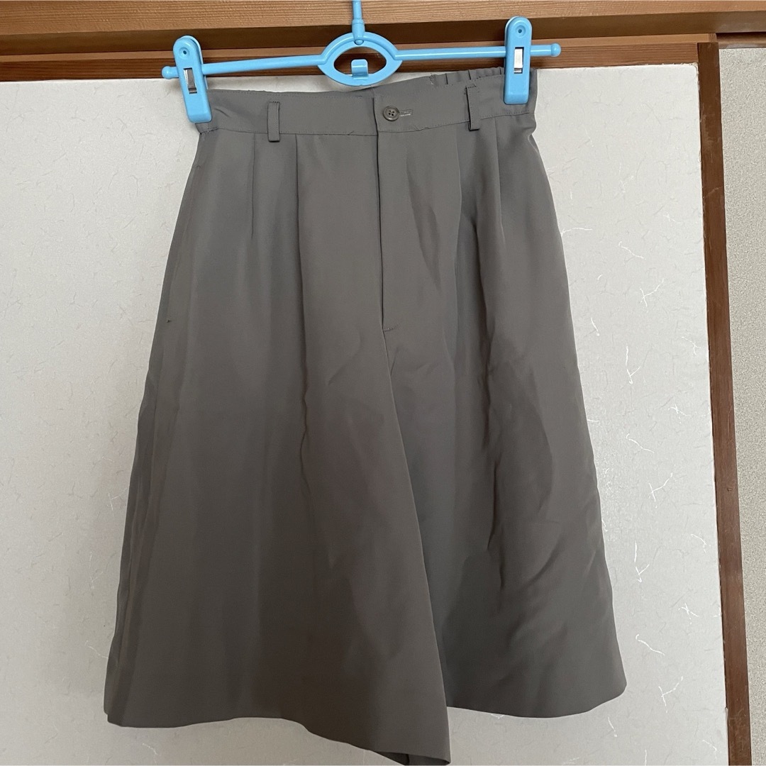 キュロットスカート　グリーングレー色 レディースのスカート(ひざ丈スカート)の商品写真