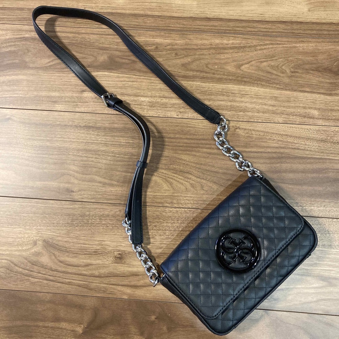 GUESS(ゲス)の【極美品】guess ゲス レザー ショルダーバッグ キルティング ビッグロゴ レディースのバッグ(ショルダーバッグ)の商品写真