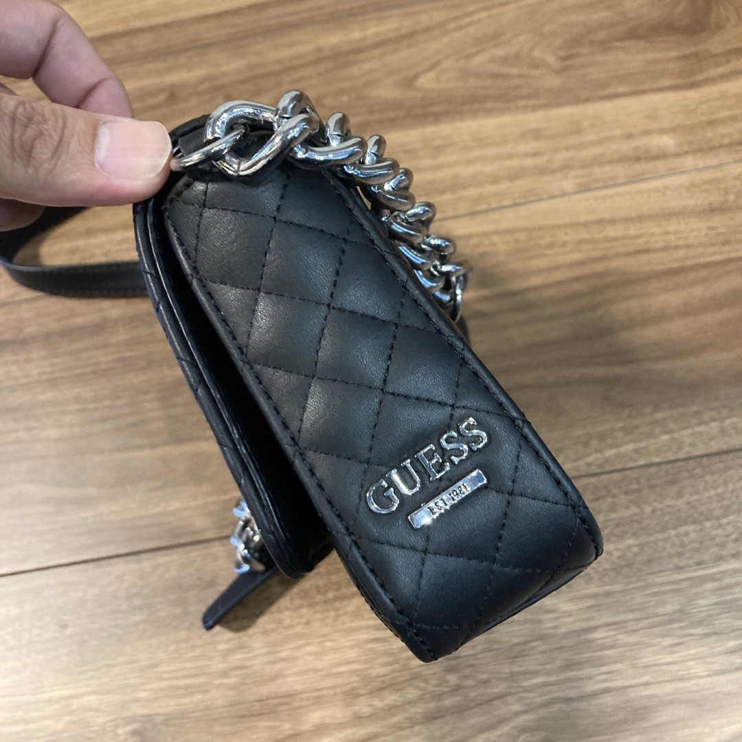 GUESS(ゲス)の【極美品】guess ゲス レザー ショルダーバッグ キルティング ビッグロゴ レディースのバッグ(ショルダーバッグ)の商品写真