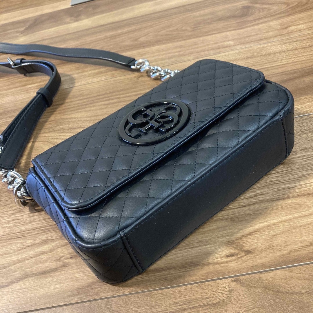 GUESS(ゲス)の【極美品】guess ゲス レザー ショルダーバッグ キルティング ビッグロゴ レディースのバッグ(ショルダーバッグ)の商品写真