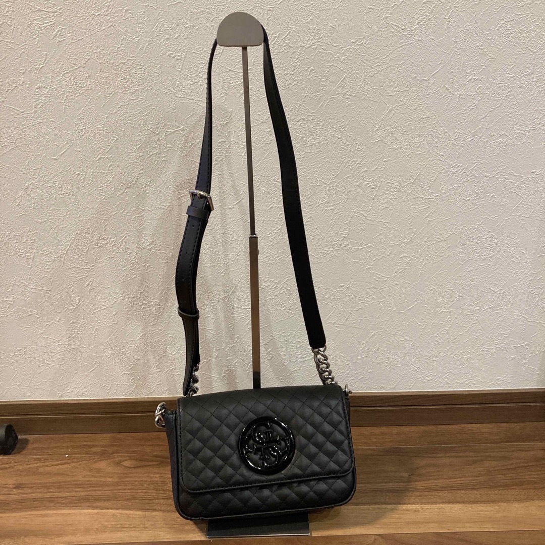 GUESS(ゲス)の【極美品】guess ゲス レザー ショルダーバッグ キルティング ビッグロゴ レディースのバッグ(ショルダーバッグ)の商品写真