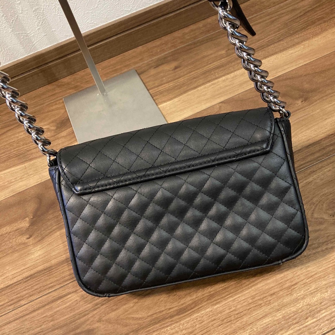 GUESS(ゲス)の【極美品】guess ゲス レザー ショルダーバッグ キルティング ビッグロゴ レディースのバッグ(ショルダーバッグ)の商品写真