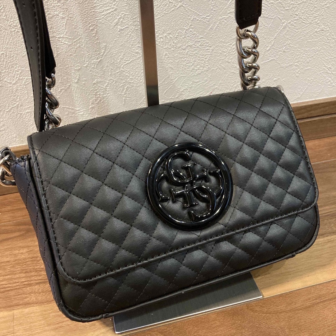 GUESS(ゲス)の【極美品】guess ゲス レザー ショルダーバッグ キルティング ビッグロゴ レディースのバッグ(ショルダーバッグ)の商品写真