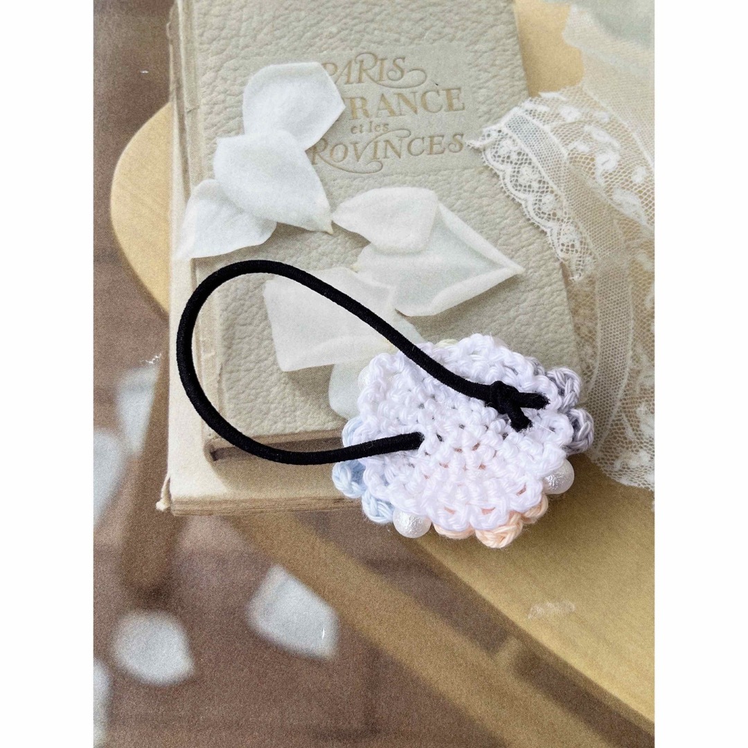 ハンドメイド♡コットン夏糸で編んだ　お花＆ビーズいっぱいヘアゴム ハンドメイドのアクセサリー(ヘアアクセサリー)の商品写真