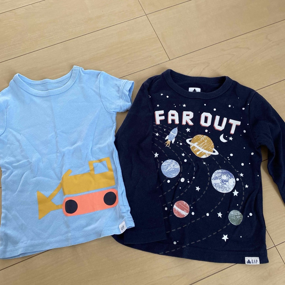 babyGAP(ベビーギャップ)のbaby gap 半袖Tシャツ 長袖Tシャツ ２枚セット　90cm 95cm キッズ/ベビー/マタニティのキッズ服男の子用(90cm~)(Tシャツ/カットソー)の商品写真