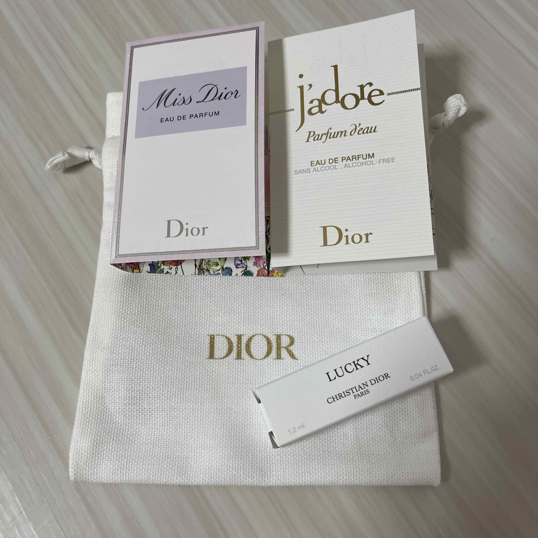 Dior(ディオール)のDiorパルファムサンプル3点、巾着付き新品未使用 コスメ/美容のキット/セット(サンプル/トライアルキット)の商品写真