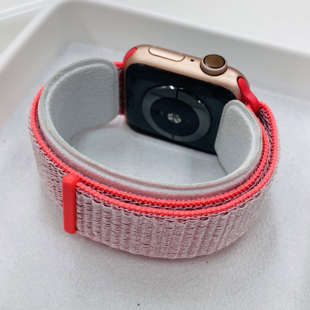 Apple Watch(アップルウォッチ)のApple Watch 本体 ゴールド 40mm シリーズ4 アップルウォッチ スマホ/家電/カメラのスマートフォン/携帯電話(その他)の商品写真
