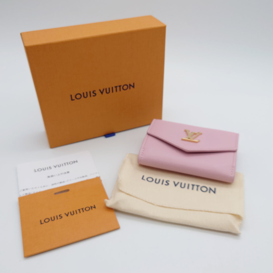 LOUIS VUITTON(ルイヴィトン)のLV ルイヴィトン Louis Vuitton ポルトフォイユ・ロックミニ 財布 日本限定 ミニ財布 小ぶり コインケース 三つ折りウォレット コンパクト ロゴデザイン 華やか 女性的 シンプル 四角 スクエア 無地 ピンク×ゴールド トリヨン M80088 レディース 【中古 A品】☆送料無料☆ 当店通常価格94800円 レディースのファッション小物(財布)の商品写真