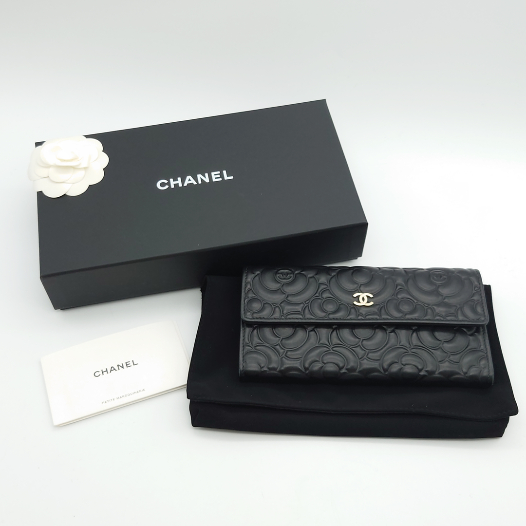 CHANEL(シャネル)のシャネル CHANEL カメリア 長財布 財布 ココマーク 二つ折り ロゴデザイン 花デザイン ギャランティシール有 華やか シック 四角 スクエア 女性的 優雅 ブラック×ゴールド ラムスキン  レディース 【中古 AB品】☆送料無料☆ 当店通常価格79800円 レディースのファッション小物(財布)の商品写真