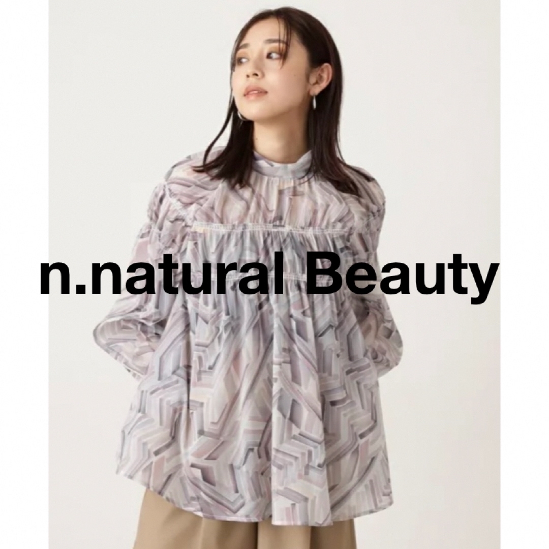 N.Natural beauty basic(エヌナチュラルビューティーベーシック)のシアー感のある胸元シャーリングブラウス。チュニック　price 9350円 レディースのトップス(シャツ/ブラウス(長袖/七分))の商品写真