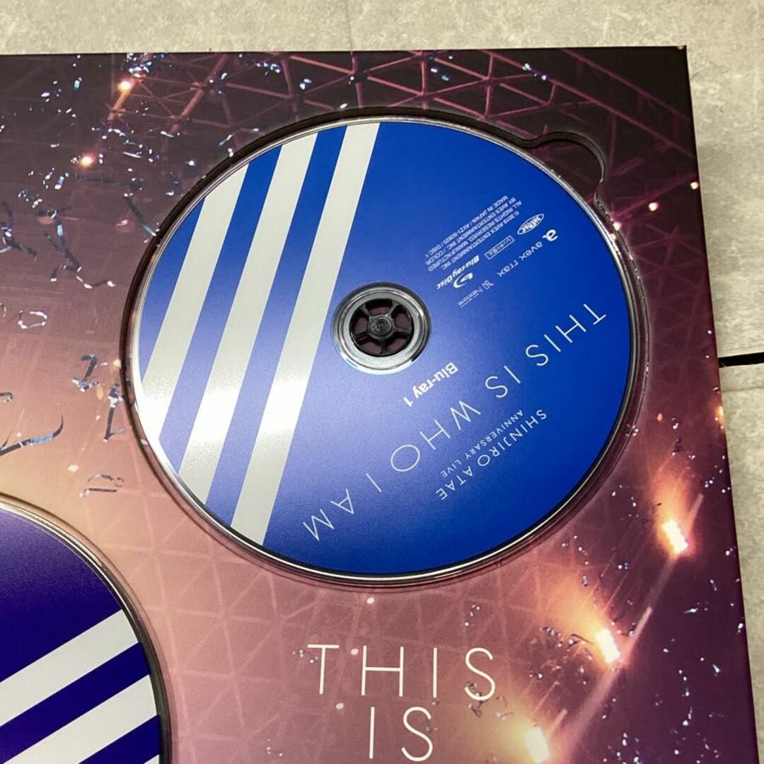 SHINJIRO ATAE Anniversary Live『THIS IS WHO I AM』AAA 與 真司郎 Blu-ray+DVD+CD SHINJIRO トリプルエー ブルーレイ エンタメ/ホビーのDVD/ブルーレイ(アイドル)の商品写真