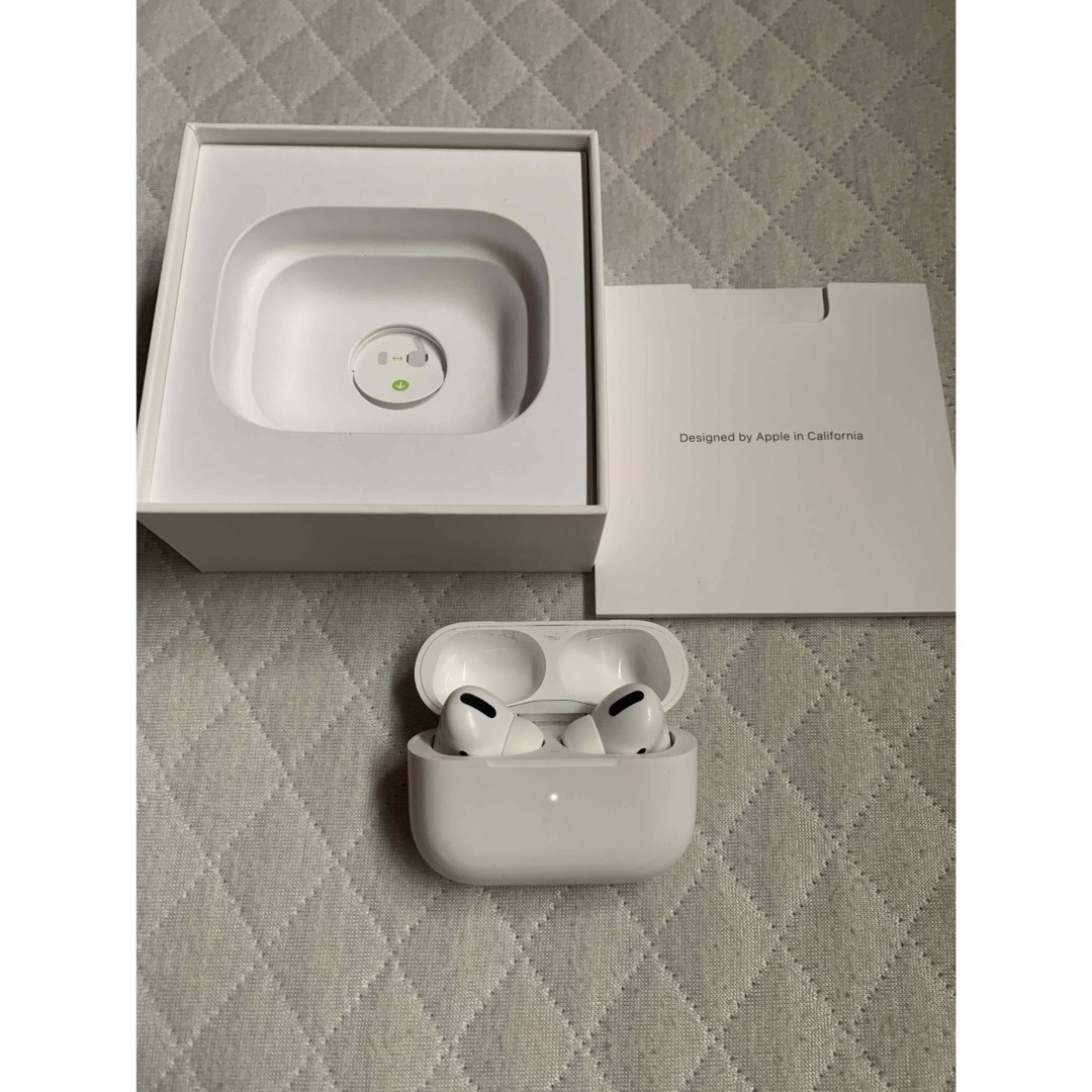 APPLE AirPods Pro ノイズキャンセリング付完全ワイヤレスイヤホン スマホ/家電/カメラのオーディオ機器(ヘッドフォン/イヤフォン)の商品写真