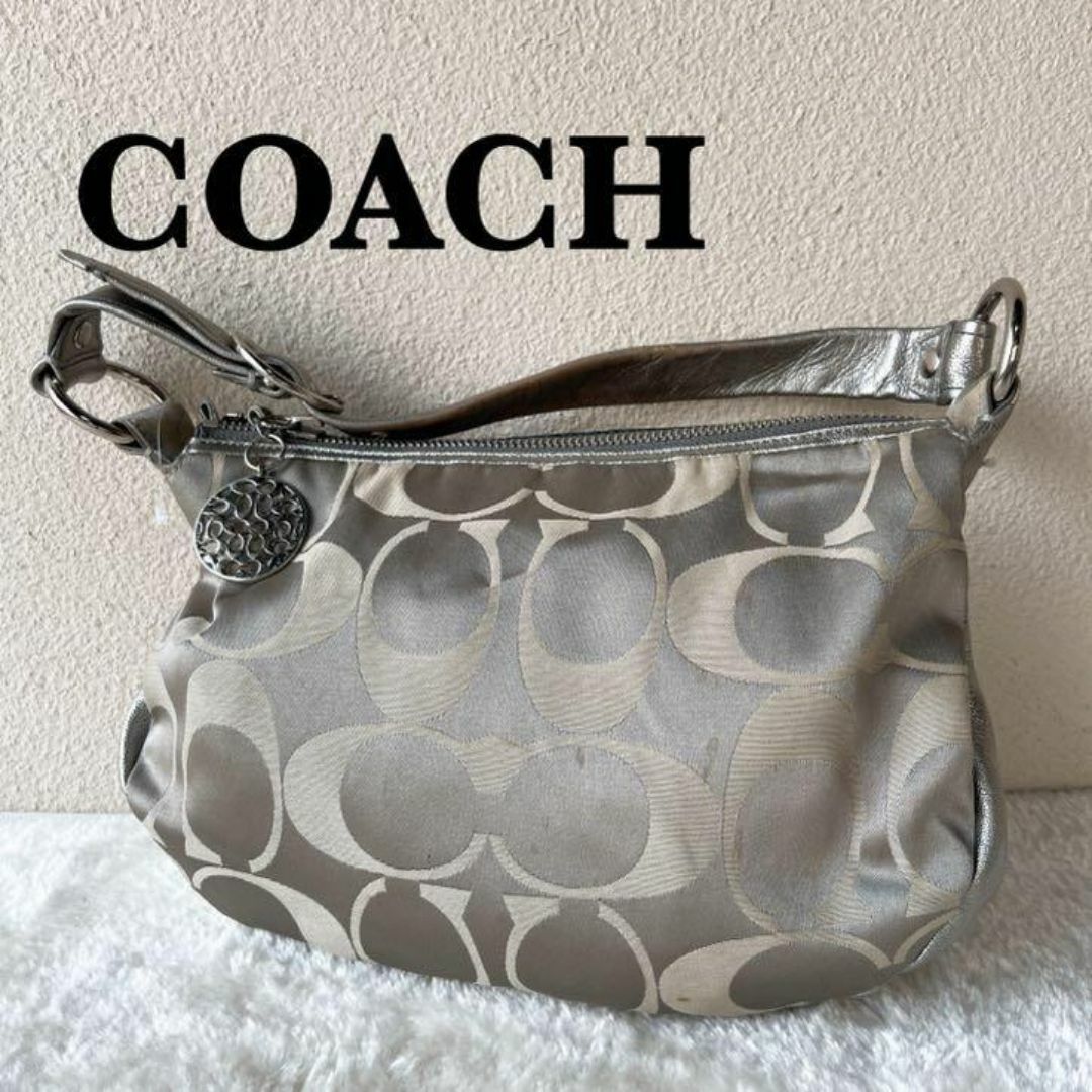 COACH(コーチ)の美品✨COACHコーチセミショルダーバッグトートバッグシルバー銀シグネチャー総柄 レディースのバッグ(ショルダーバッグ)の商品写真