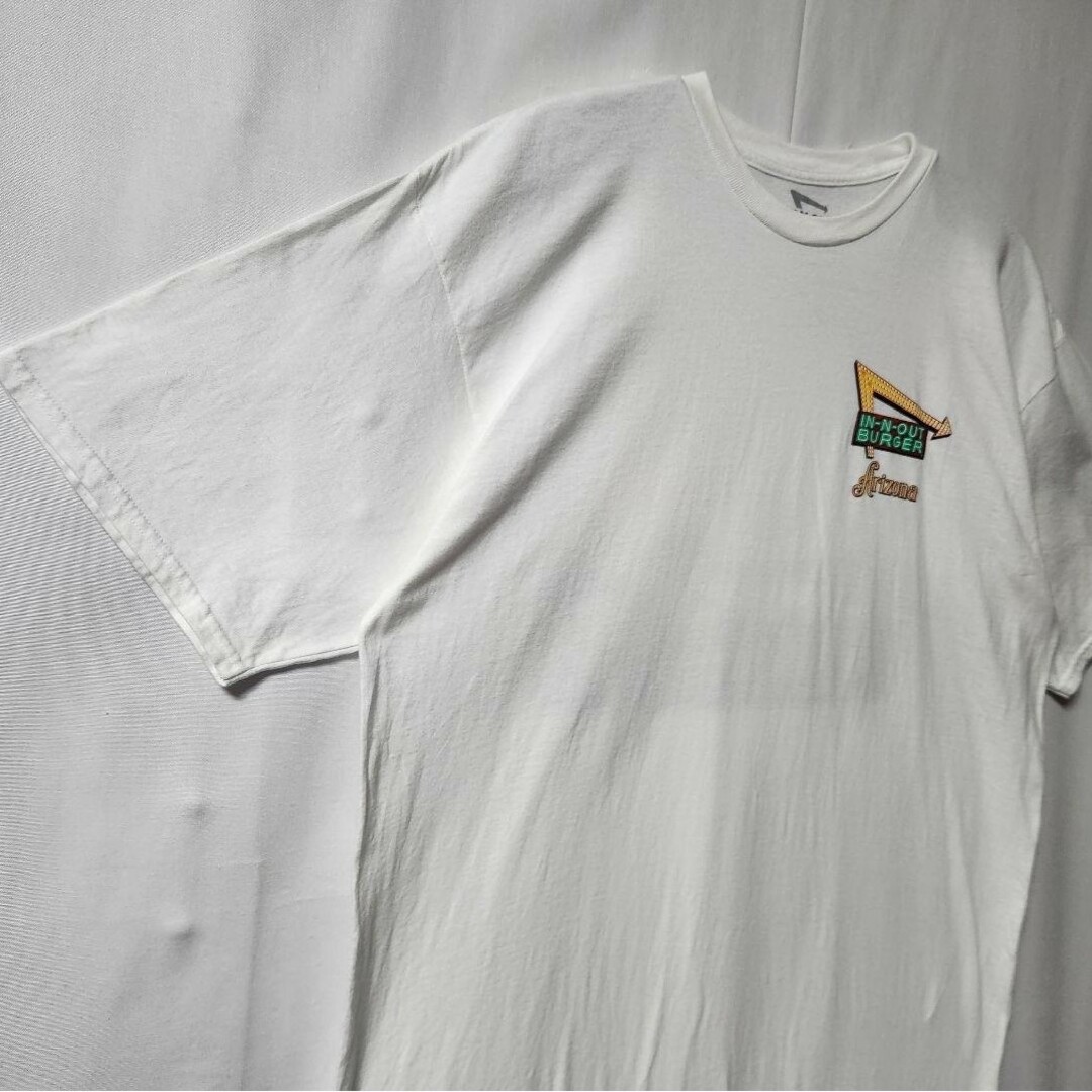 【インアンドアウトバーガー 】両面デザイン　Tシャツ　企業T　白　XL メンズのトップス(Tシャツ/カットソー(半袖/袖なし))の商品写真