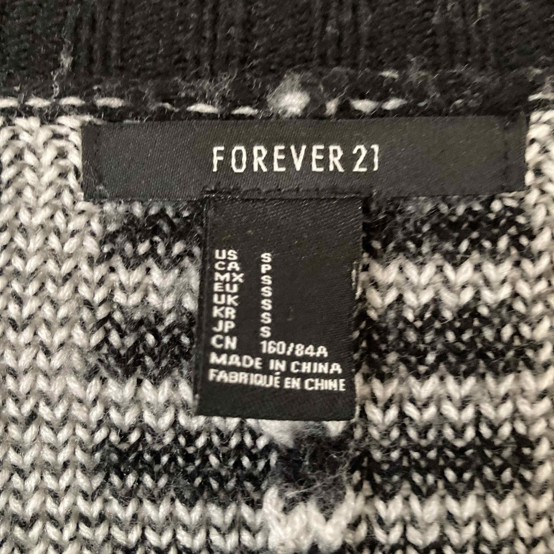 FOREVER 21(フォーエバートゥエンティーワン)のFOREVER21 メンズ　カーディガン　ニット　幾何学模様　ブラック　黒　S メンズのトップス(カーディガン)の商品写真