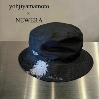 ヨウジヤマモトプールオム(Yohji Yamamoto POUR HOMME)の『ヨウジヤマモト × ニューエラ』(L/XL) バケットハット(ハット)