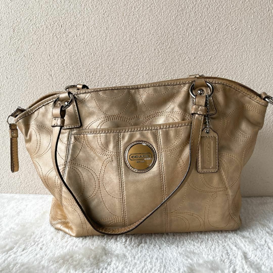 COACH(コーチ)の美品✨COACH コーチセミショルダーバッグトートバッグブラウンゴールド総柄 レディースのバッグ(ショルダーバッグ)の商品写真