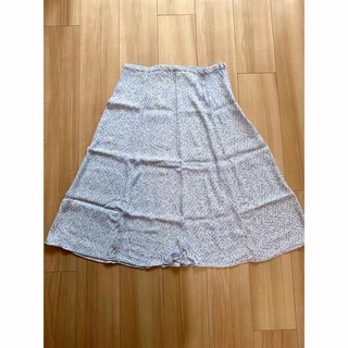 エイチアンドエム(H&M)の水色花柄スカート(ひざ丈スカート)