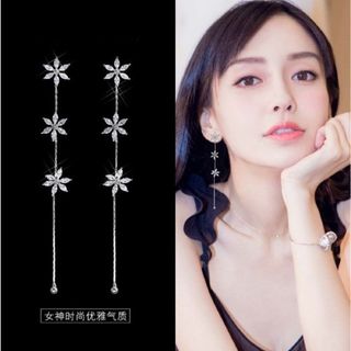 揺れるピアス 小ぶり 花 フラワー 高見え 上品 シルバー 韓国 結婚式 お洒落(ピアス)